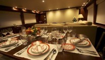 Yacht CHILLS - Dining